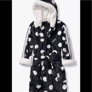 Mucho beautiful Sherpa Victoria’s Secret PINK short robe